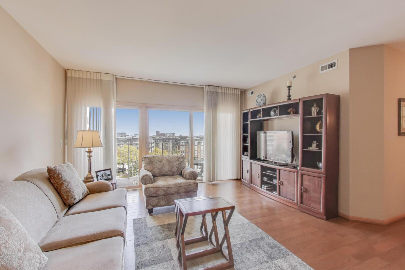 2260 S Grace Street #402, Lombard, IL 60148