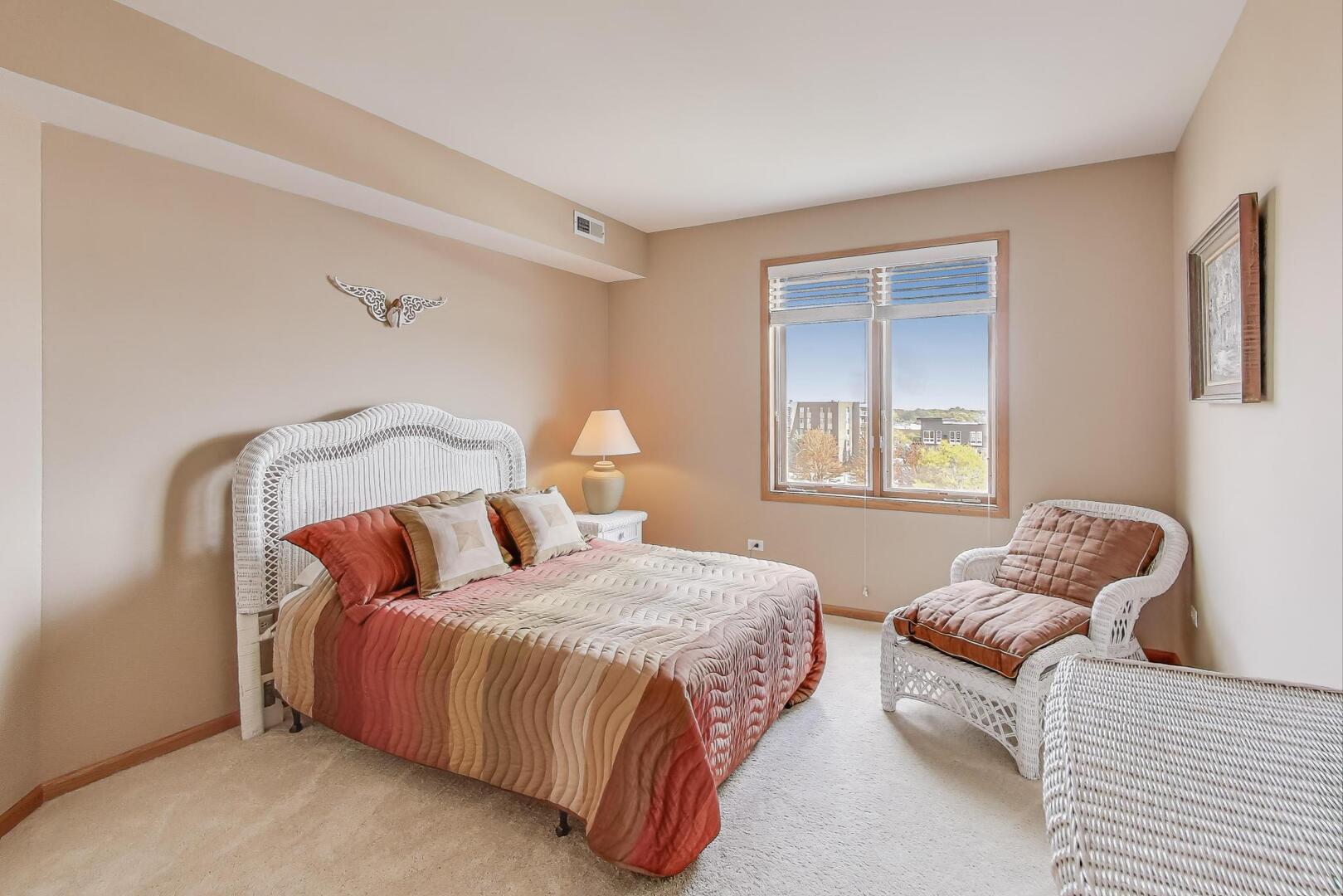 2260 S Grace Street #402, Lombard, IL 60148