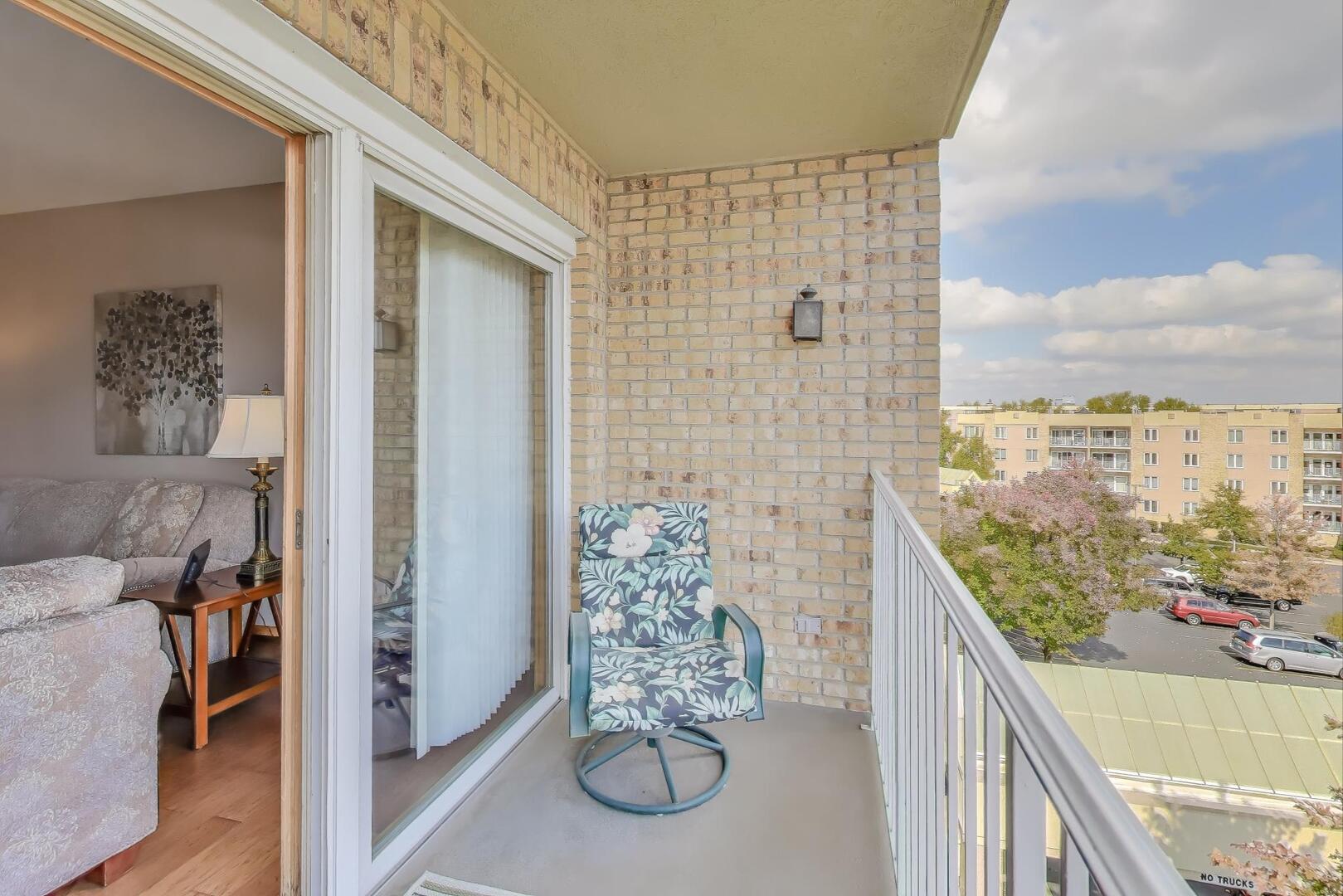 2260 S Grace Street #402, Lombard, IL 60148