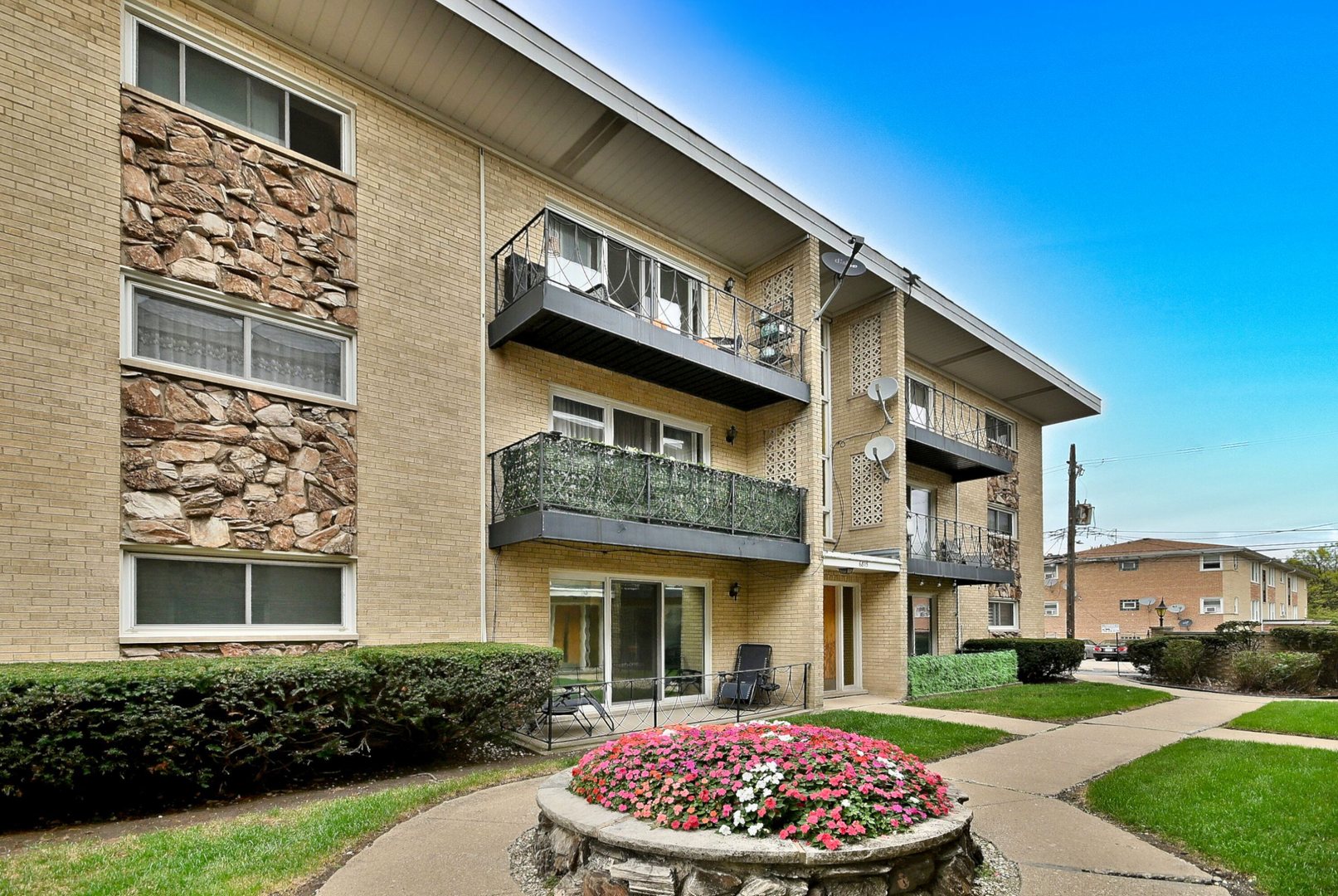 6815 N Olmsted Avenue #203, Chicago, IL 60631