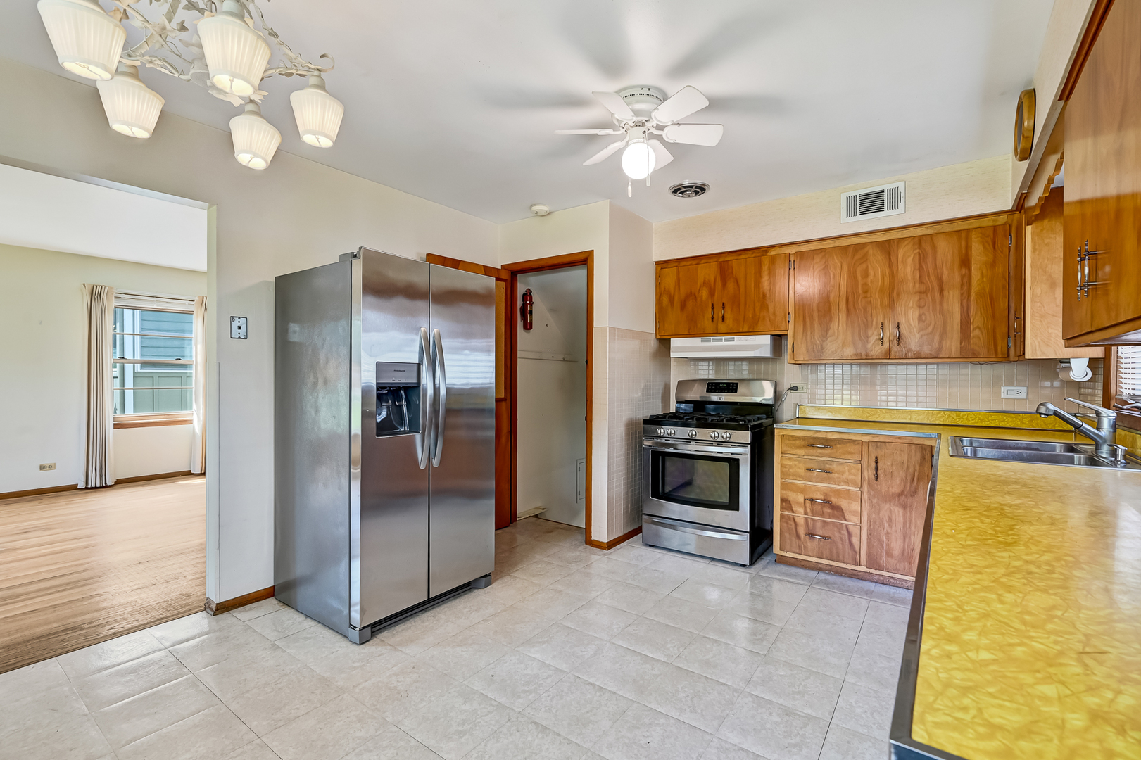 214 WOODSTOCK Avenue, Clarendon Hills, IL 60514