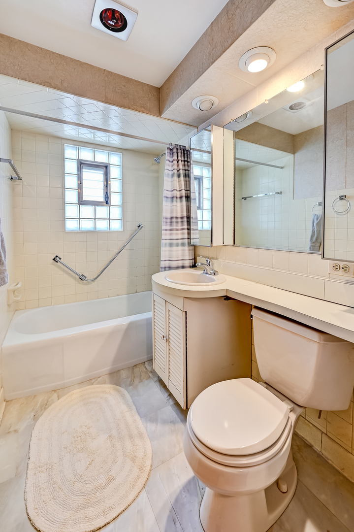 214 WOODSTOCK Avenue, Clarendon Hills, IL 60514