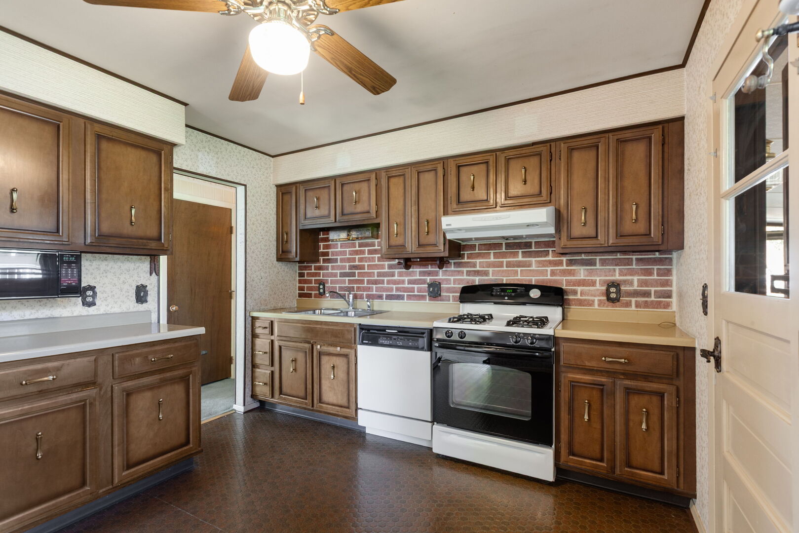47 Old Post Road, Montgomery, IL 60538