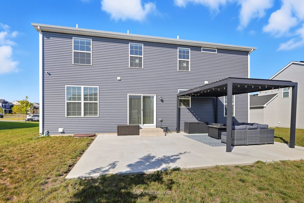 320 Ellis Street, Oswego, IL 60543