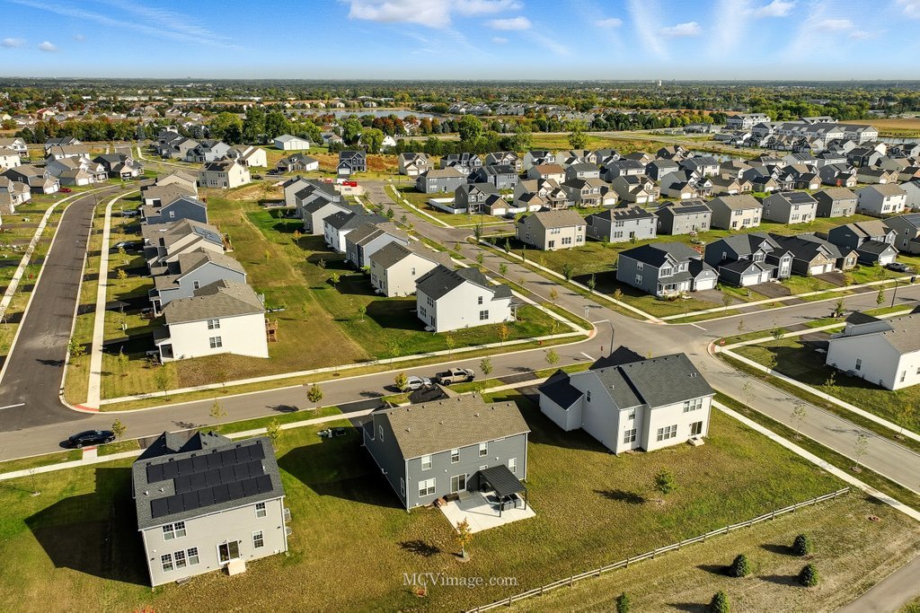 320 Ellis Street, Oswego, IL 60543