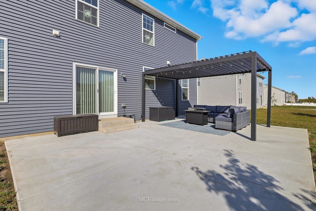 320 Ellis Street, Oswego, IL 60543