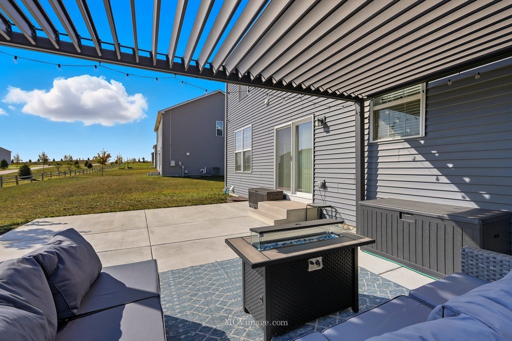 320 Ellis Street, Oswego, IL 60543