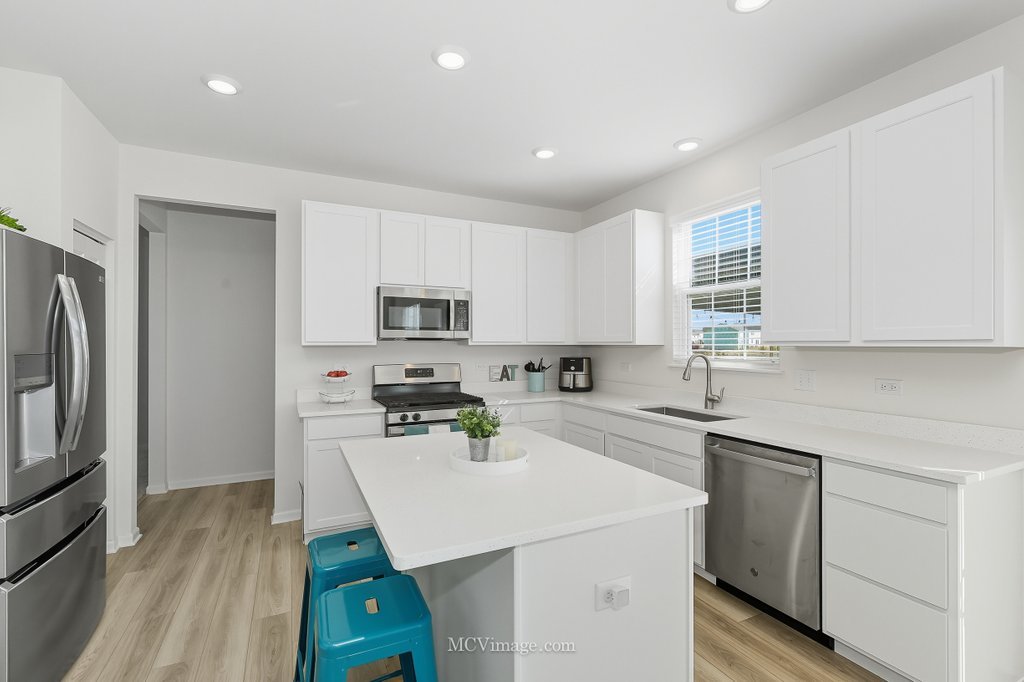 320 Ellis Street, Oswego, IL 60543