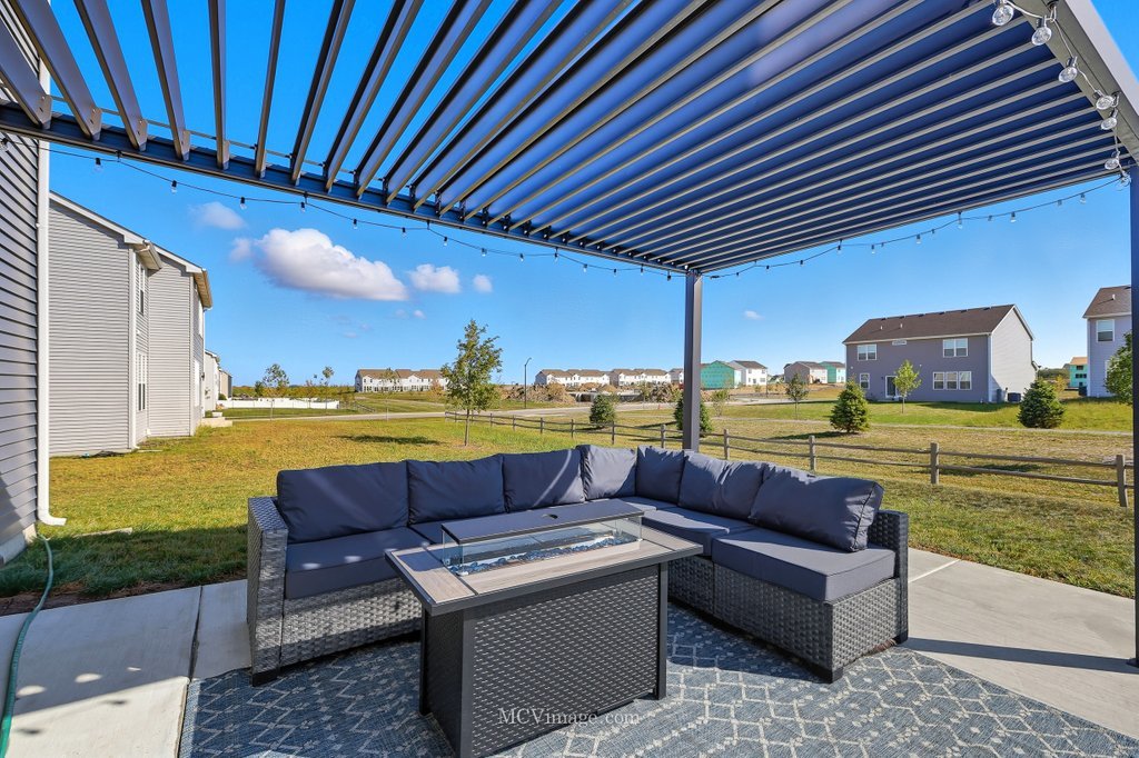 320 Ellis Street, Oswego, IL 60543