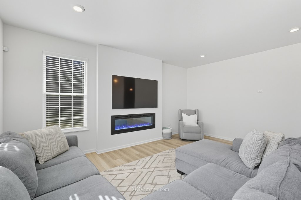 320 Ellis Street, Oswego, IL 60543