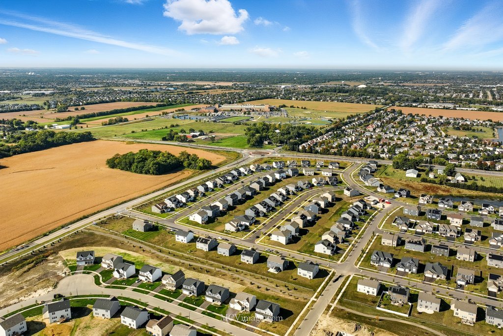 320 Ellis Street, Oswego, IL 60543