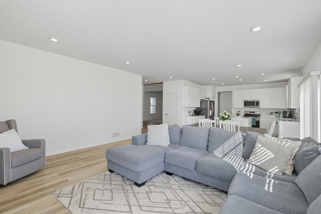 320 Ellis Street, Oswego, IL 60543