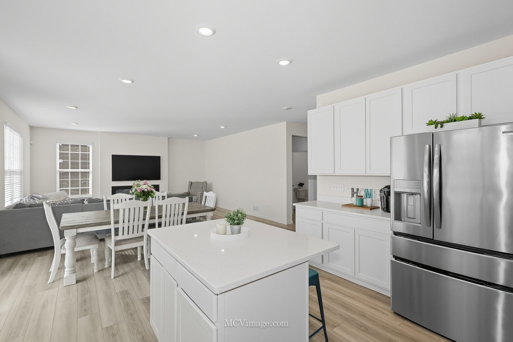 320 Ellis Street, Oswego, IL 60543