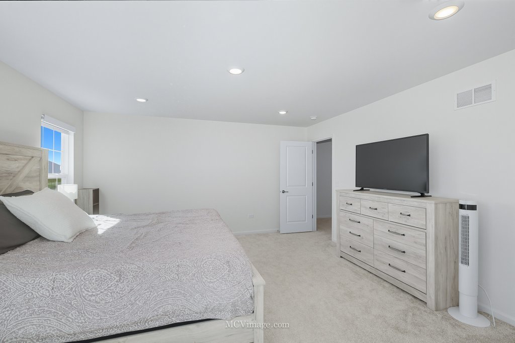 320 Ellis Street, Oswego, IL 60543