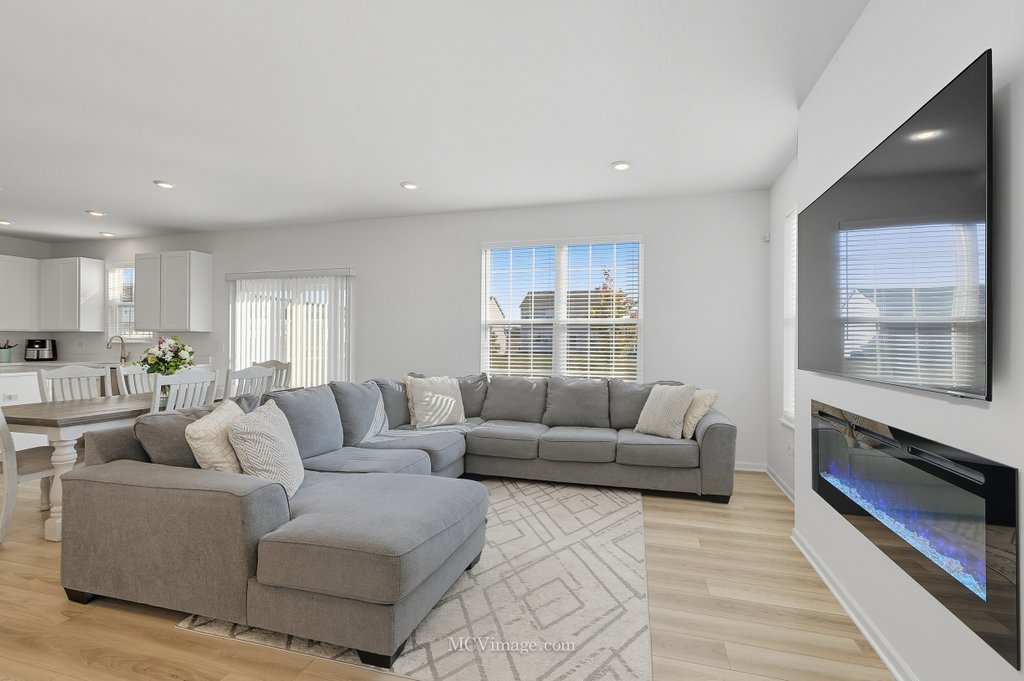 320 Ellis Street, Oswego, IL 60543