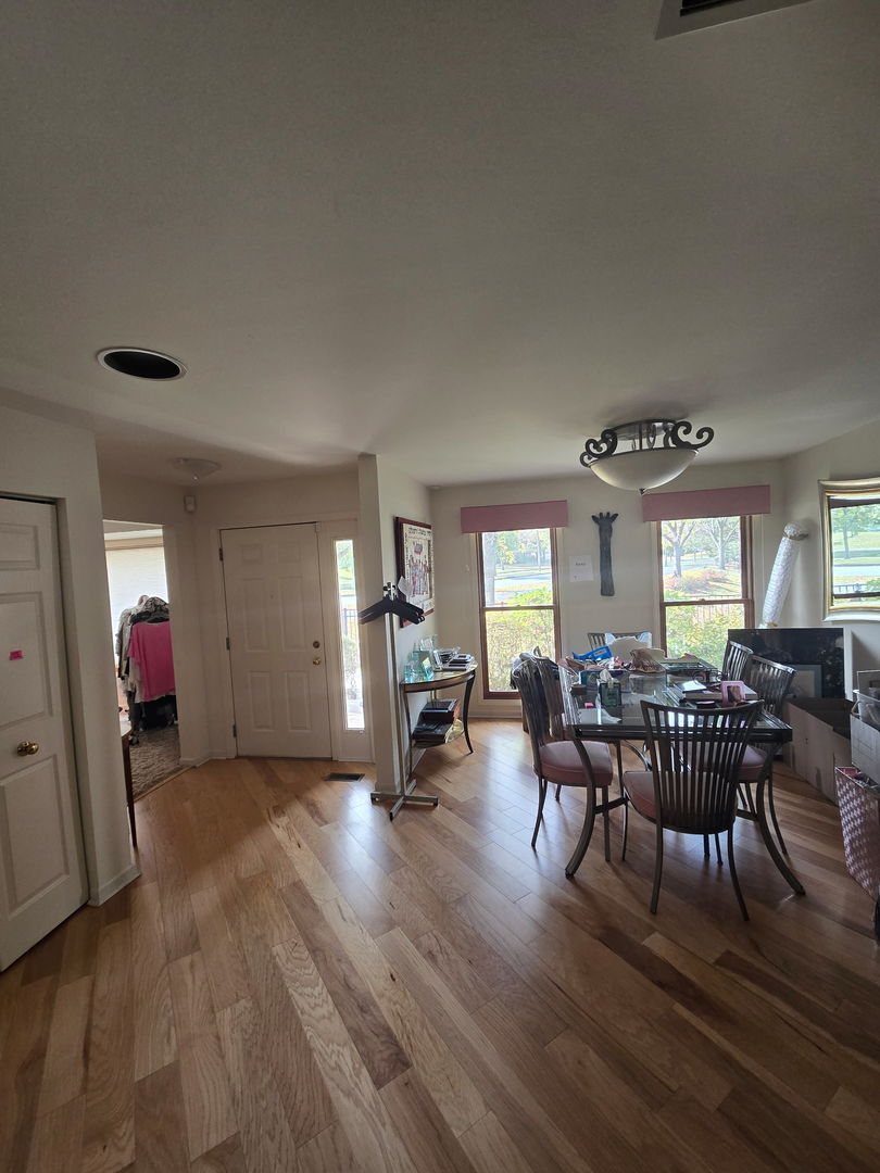 2060 N Charter Point Drive, Arlington Heights, IL 60004