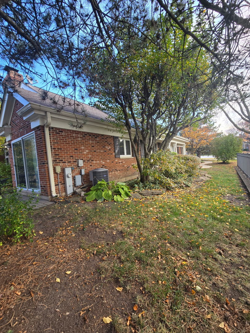 2060 N Charter Point Drive, Arlington Heights, IL 60004