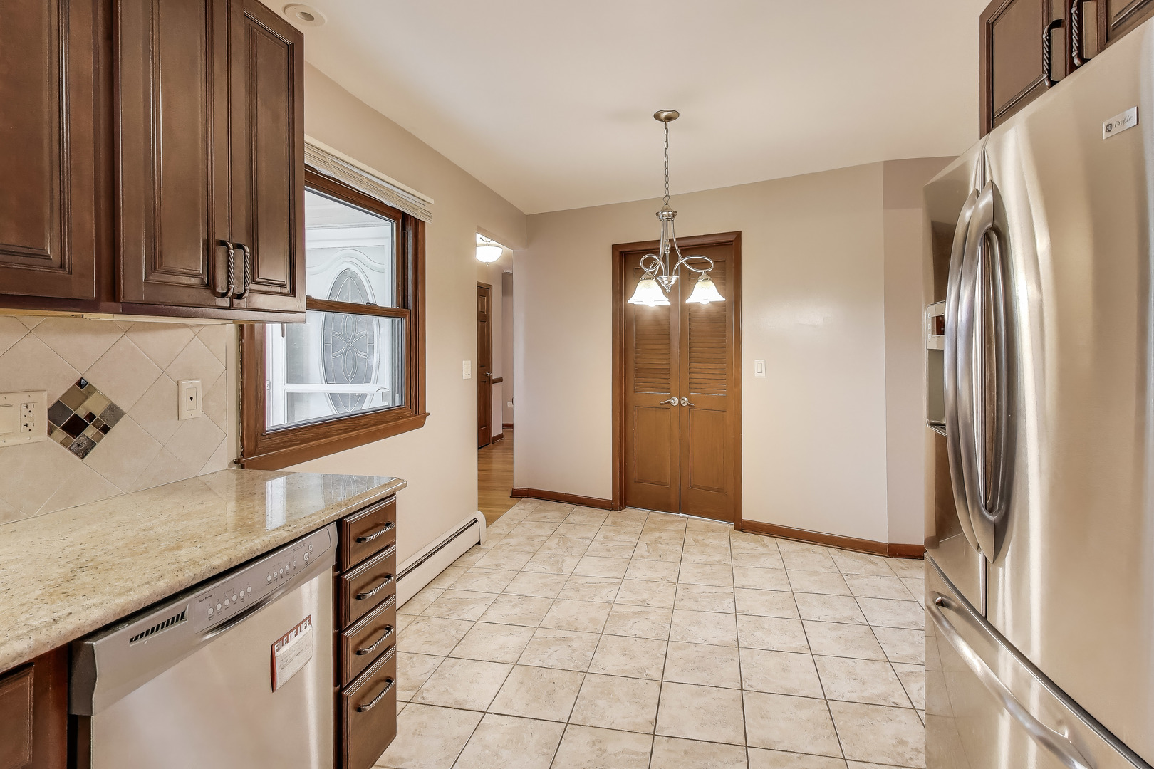 933 Garden Lane, Wheeling, IL 60090