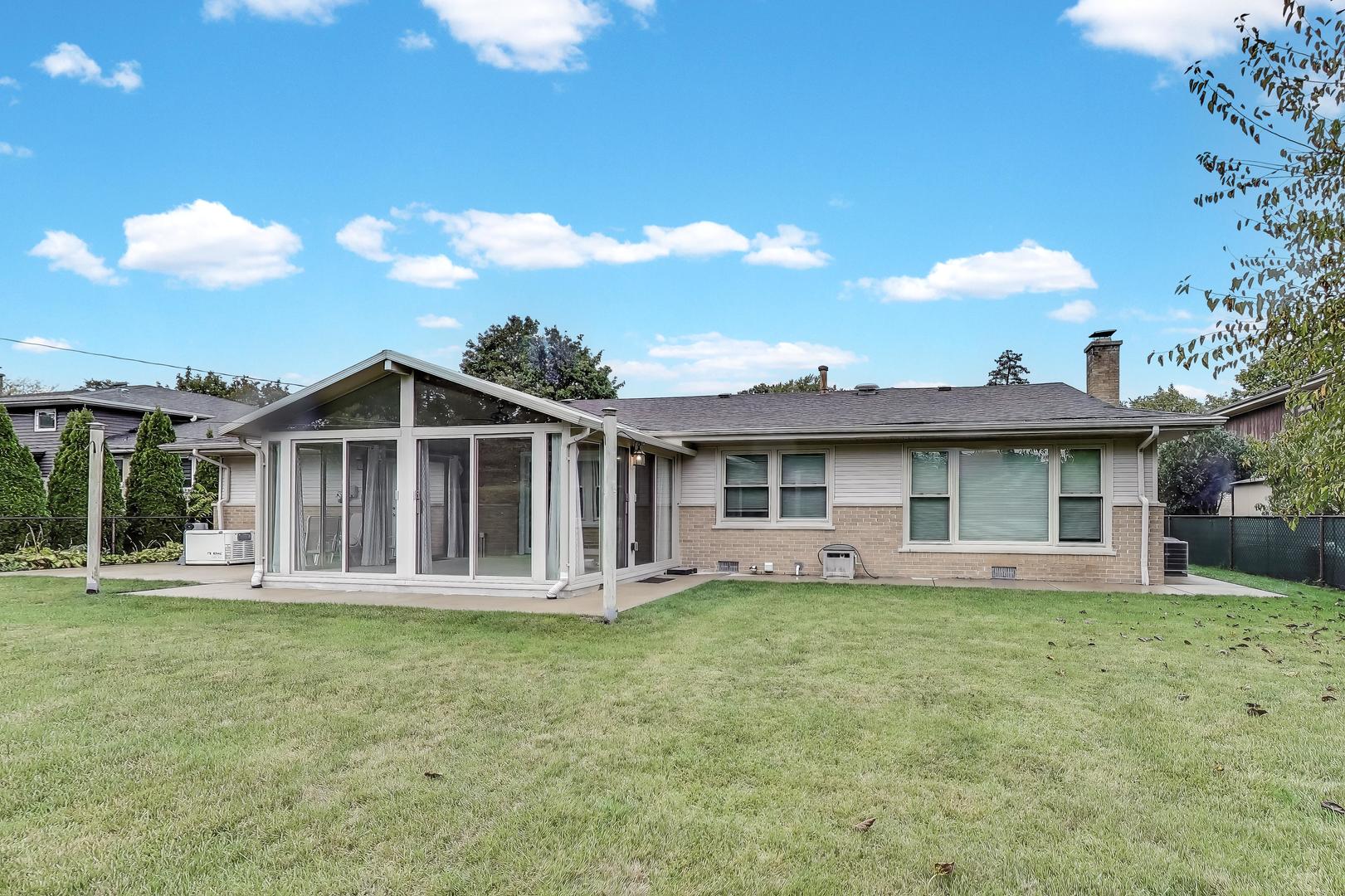 933 Garden Lane, Wheeling, IL 60090