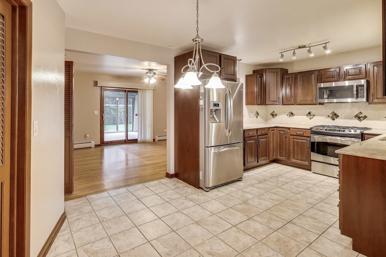 933 Garden Lane, Wheeling, IL 60090