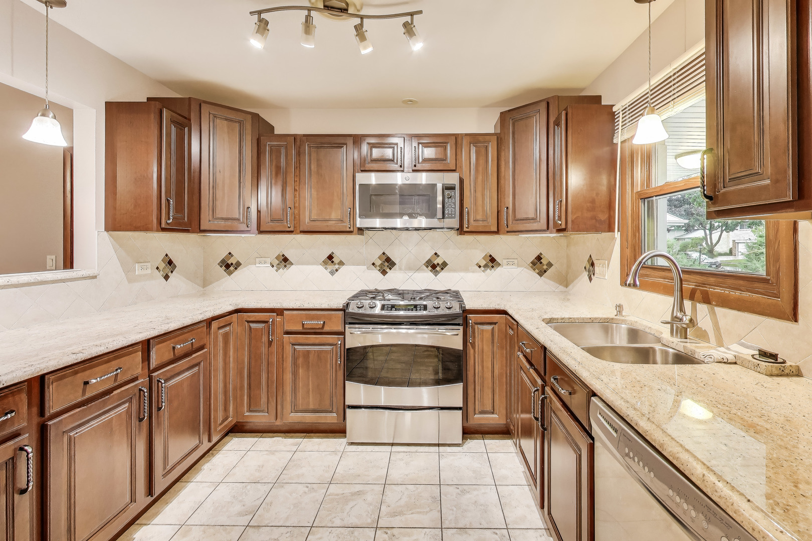 933 Garden Lane, Wheeling, IL 60090