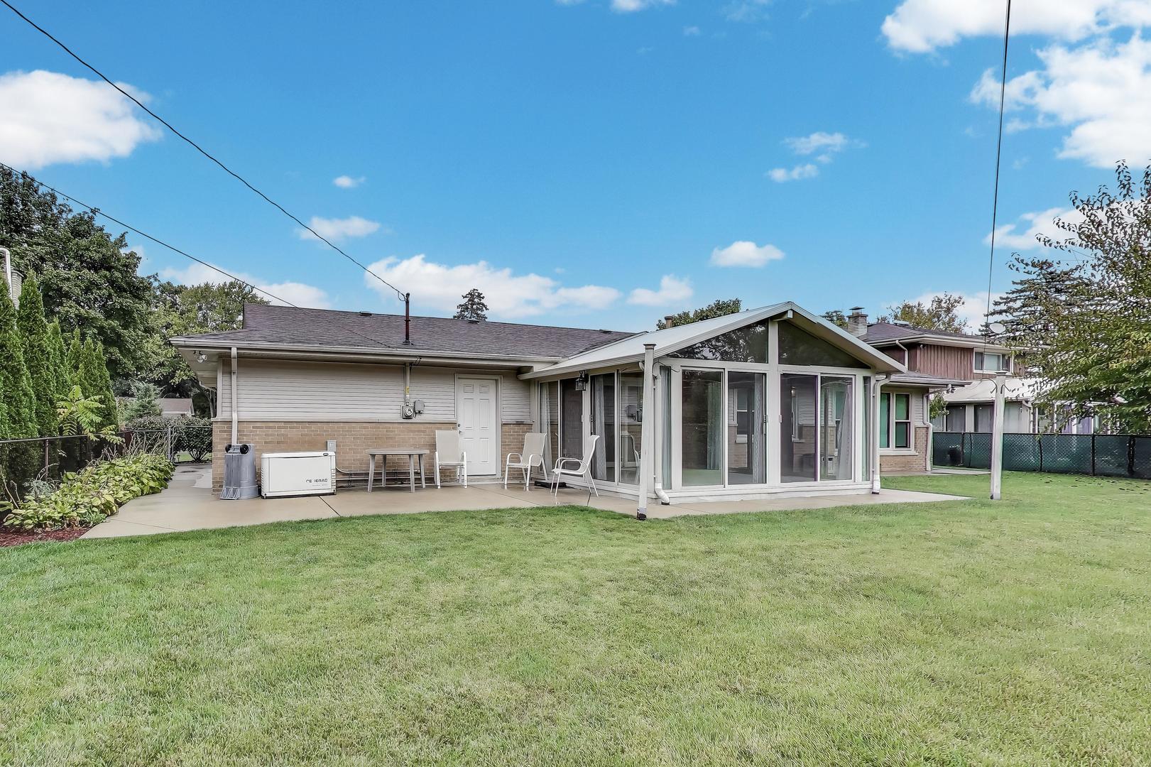 933 Garden Lane, Wheeling, IL 60090