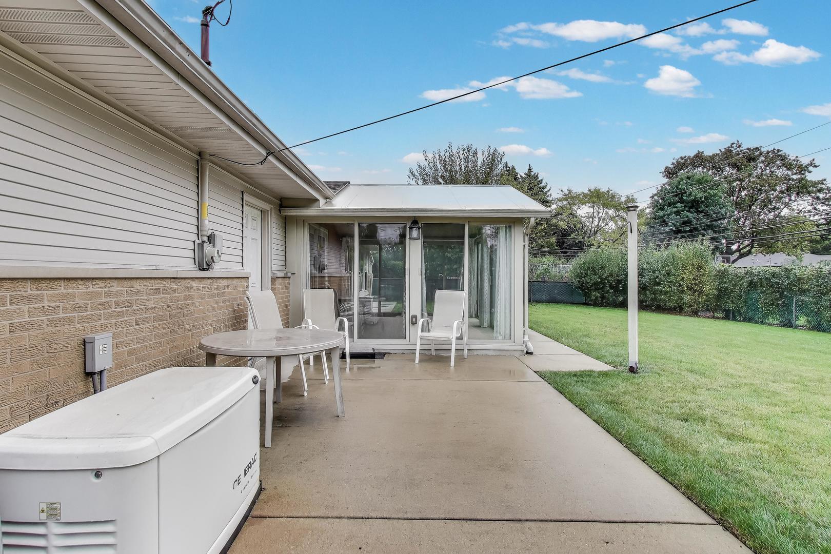 933 Garden Lane, Wheeling, IL 60090