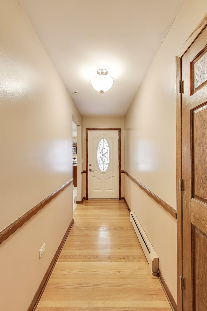 933 Garden Lane, Wheeling, IL 60090