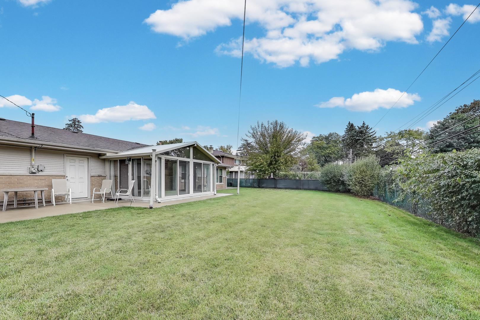 933 Garden Lane, Wheeling, IL 60090