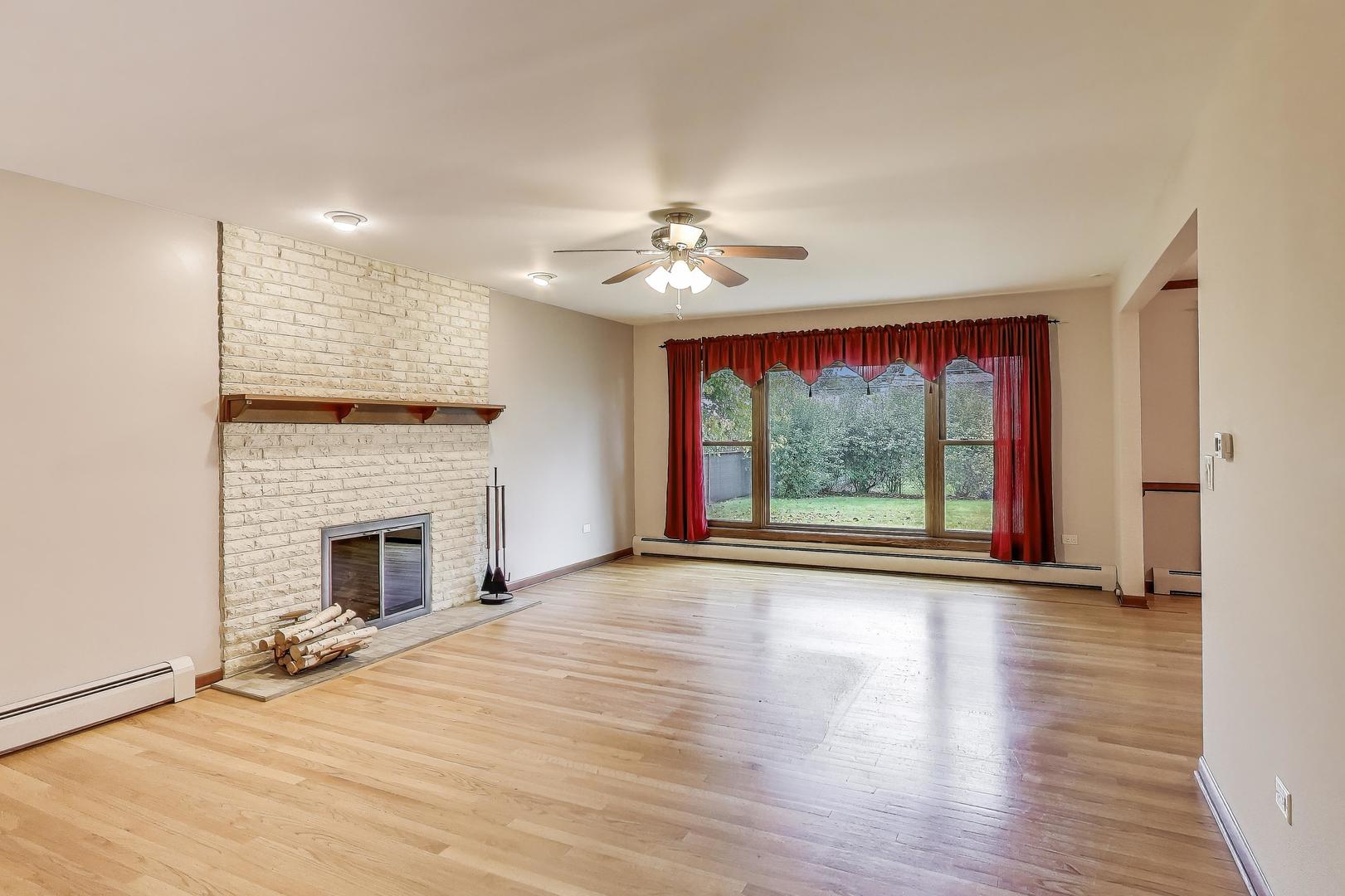 933 Garden Lane, Wheeling, IL 60090