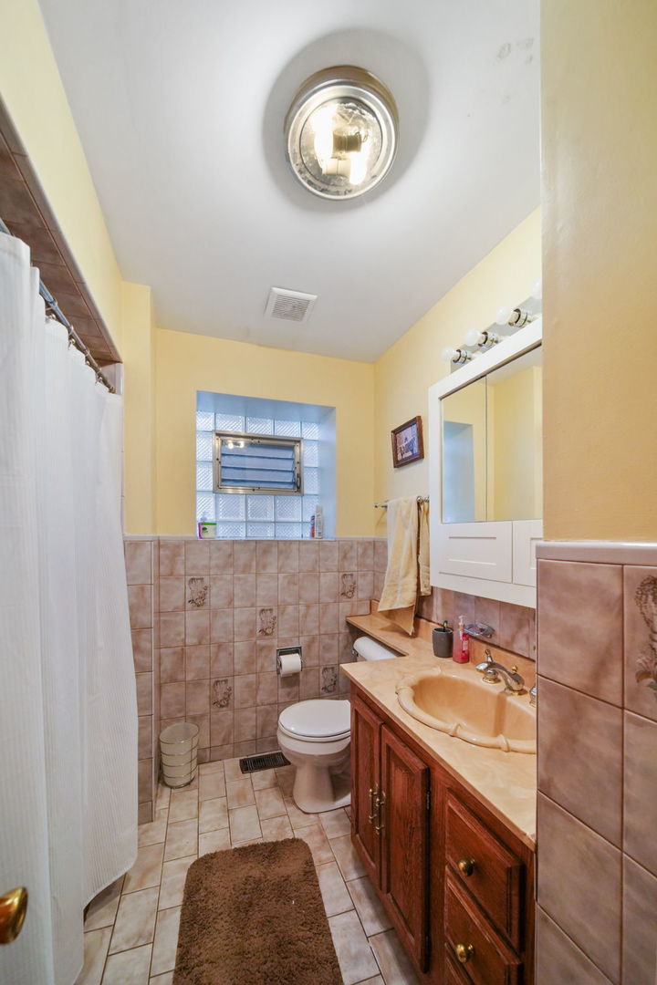 2916 S Union Avenue, Chicago, IL 60616