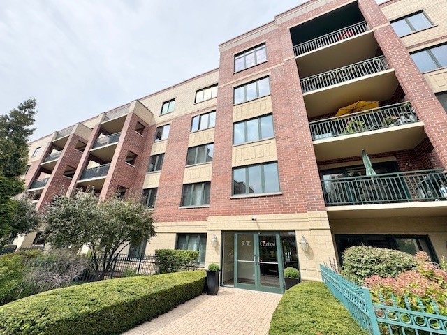 5 W Central Road #104, Mount Prospect, IL 60056