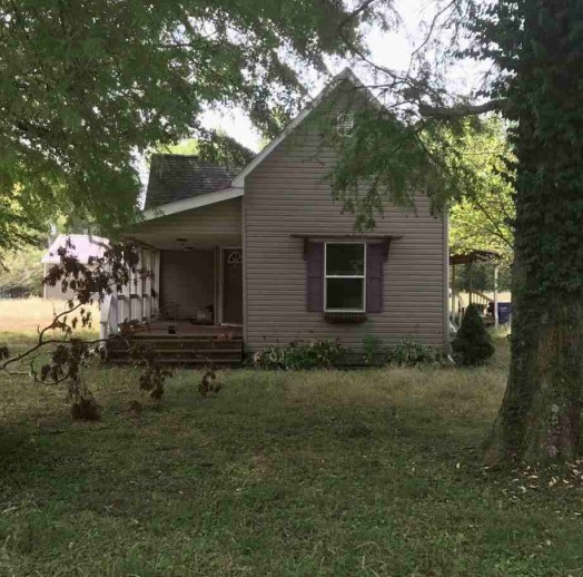 802 North Road, West Frankfort, IL 62896