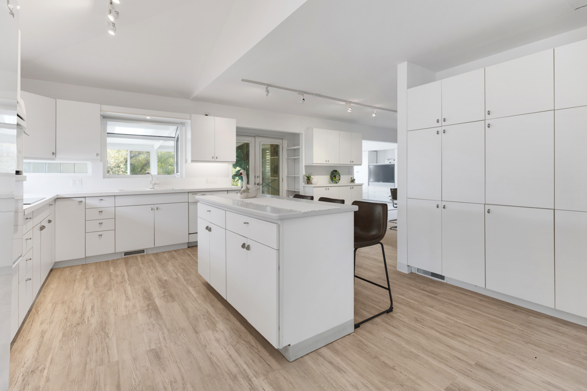 110 ESSEX Road, Elk Grove Village, IL 60007