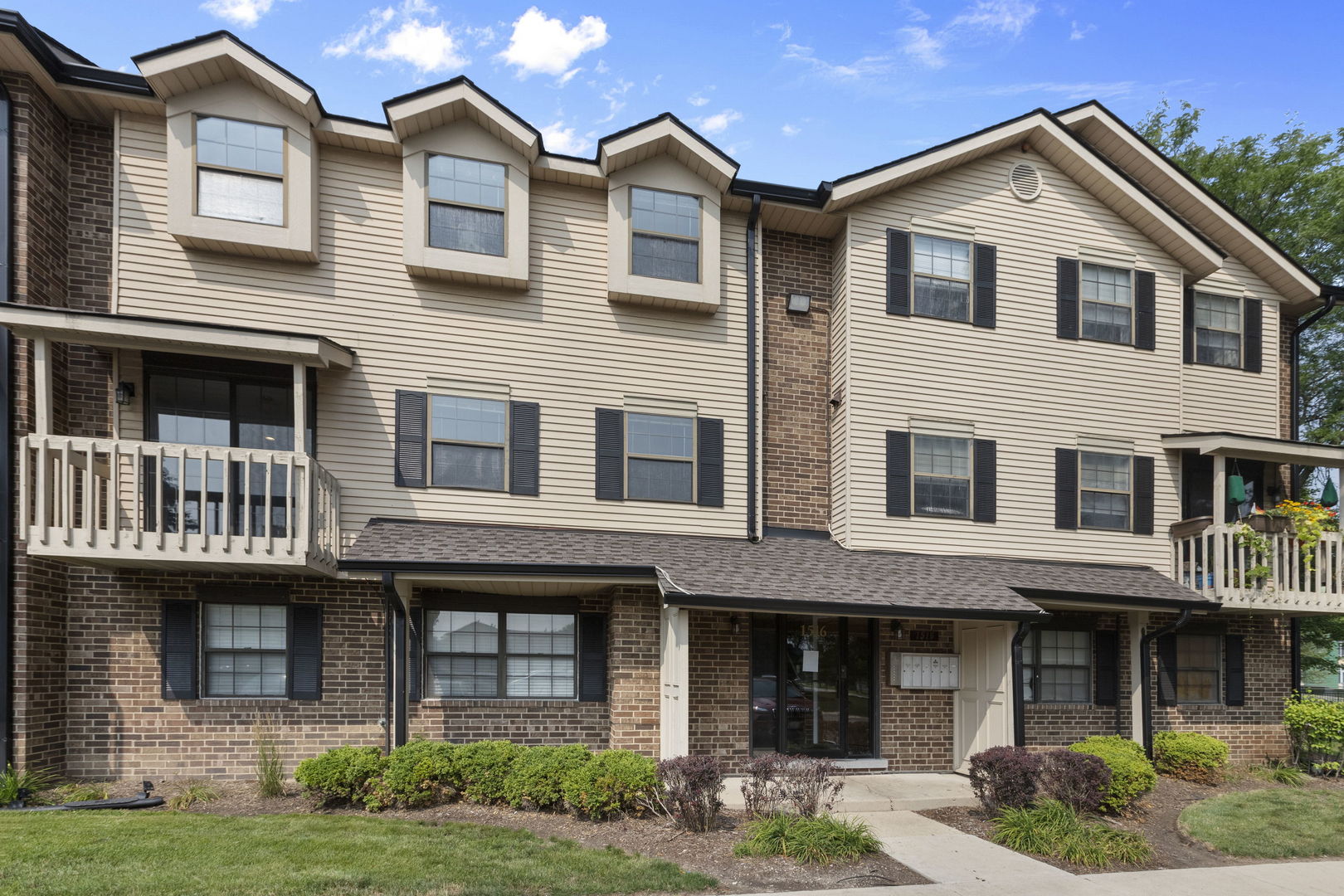 1516 W Jefferson Avenue #E, Naperville, IL 60540