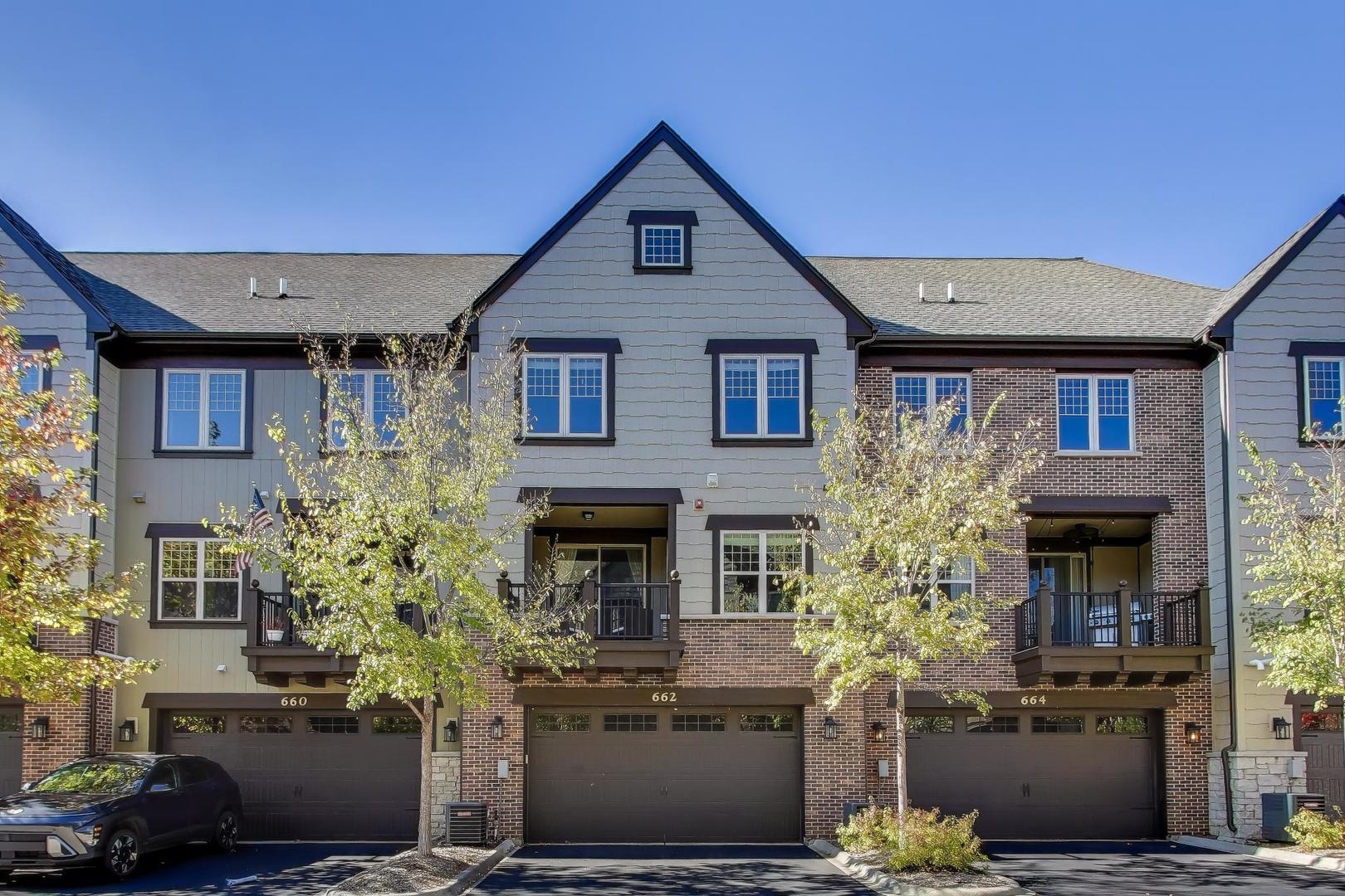 662 Parkside Court, Libertyville, IL 60048