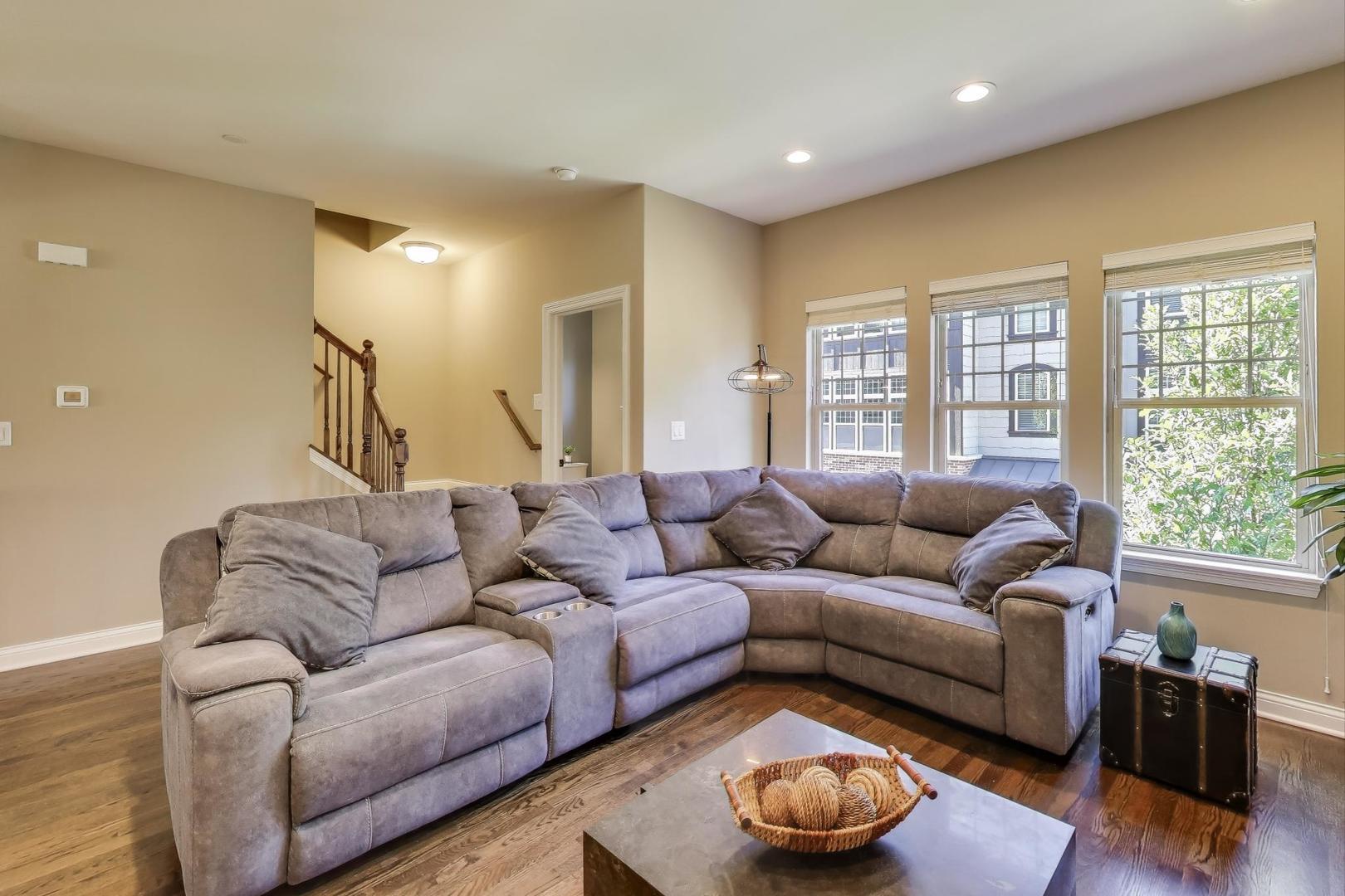 662 Parkside Court, Libertyville, IL 60048