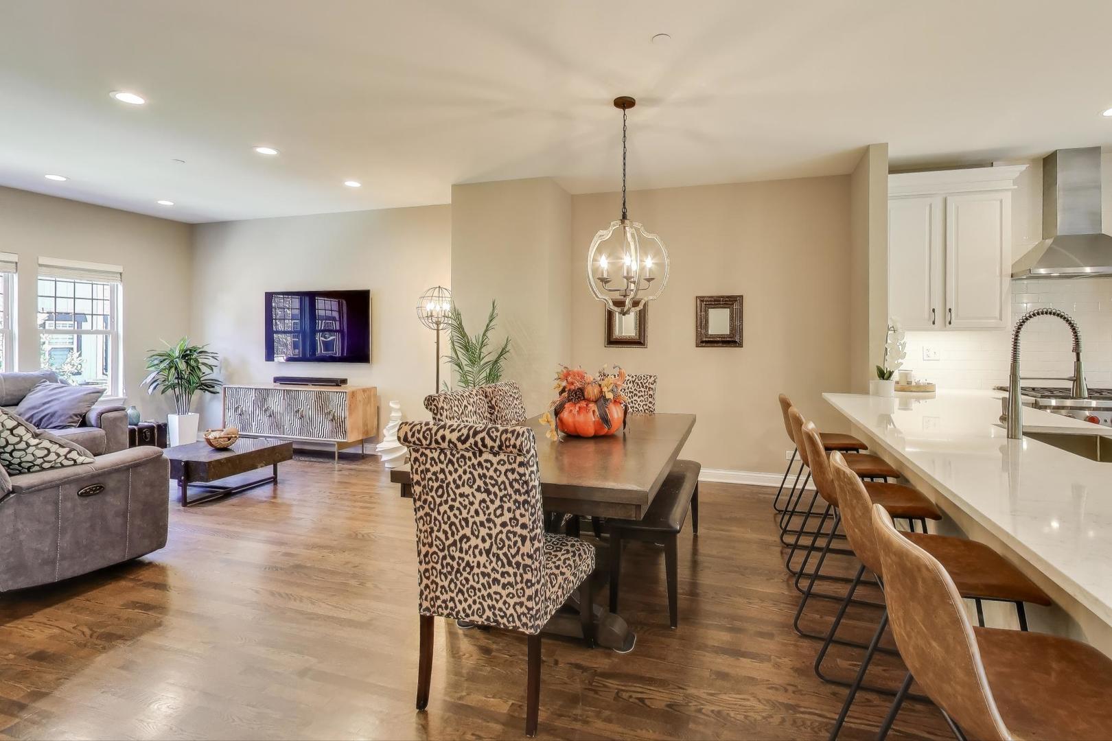 662 Parkside Court, Libertyville, IL 60048