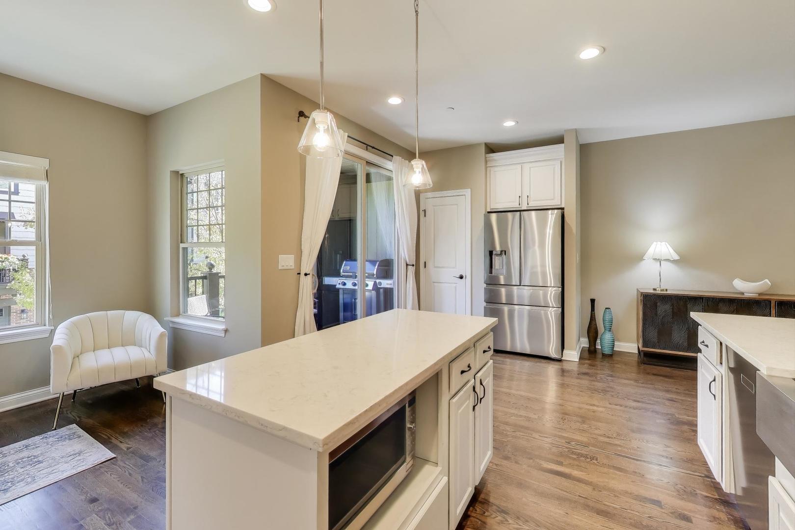 662 Parkside Court, Libertyville, IL 60048