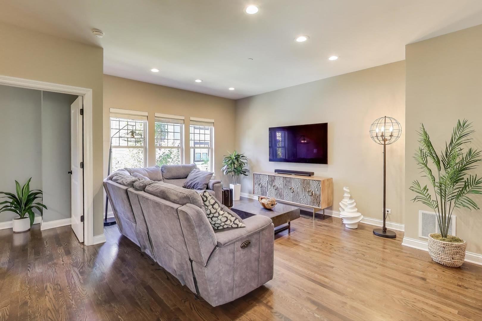 662 Parkside Court, Libertyville, IL 60048