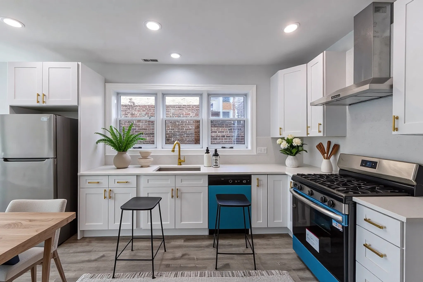 4044 W Kamerling Avenue, Chicago, IL 60651