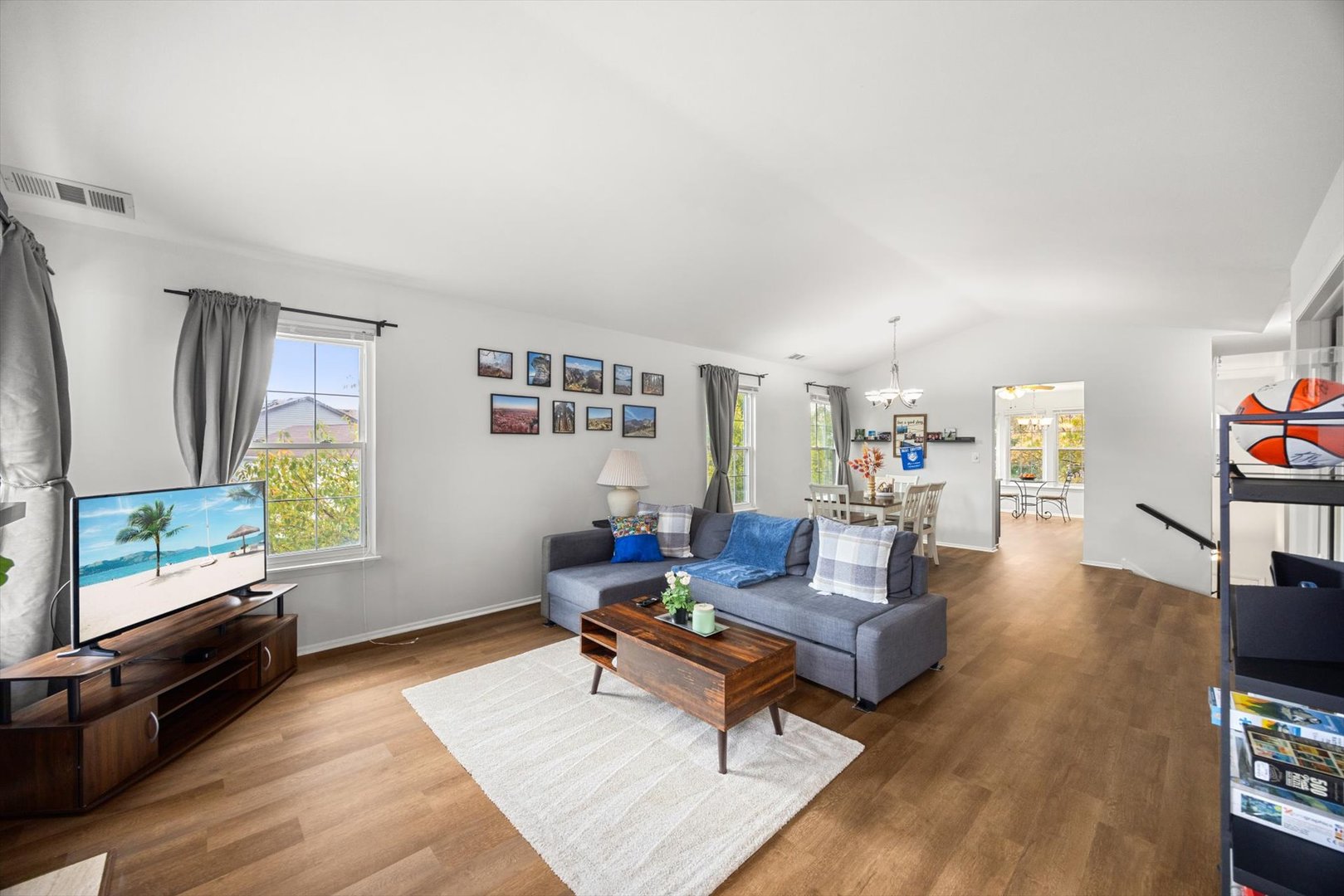 1968 Quaker Hollow Lane, Streamwood, IL 60107