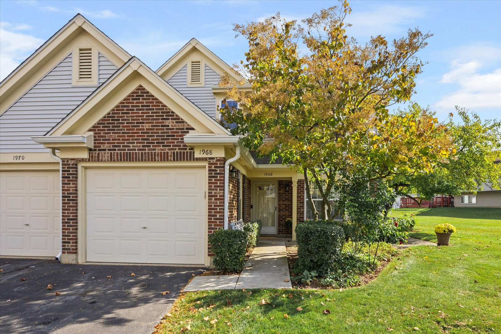 1968 Quaker Hollow Lane, Streamwood, IL 60107