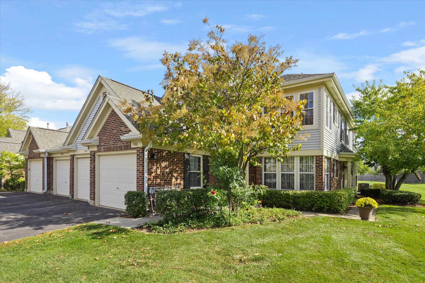 1968 Quaker Hollow Lane, Streamwood, IL 60107