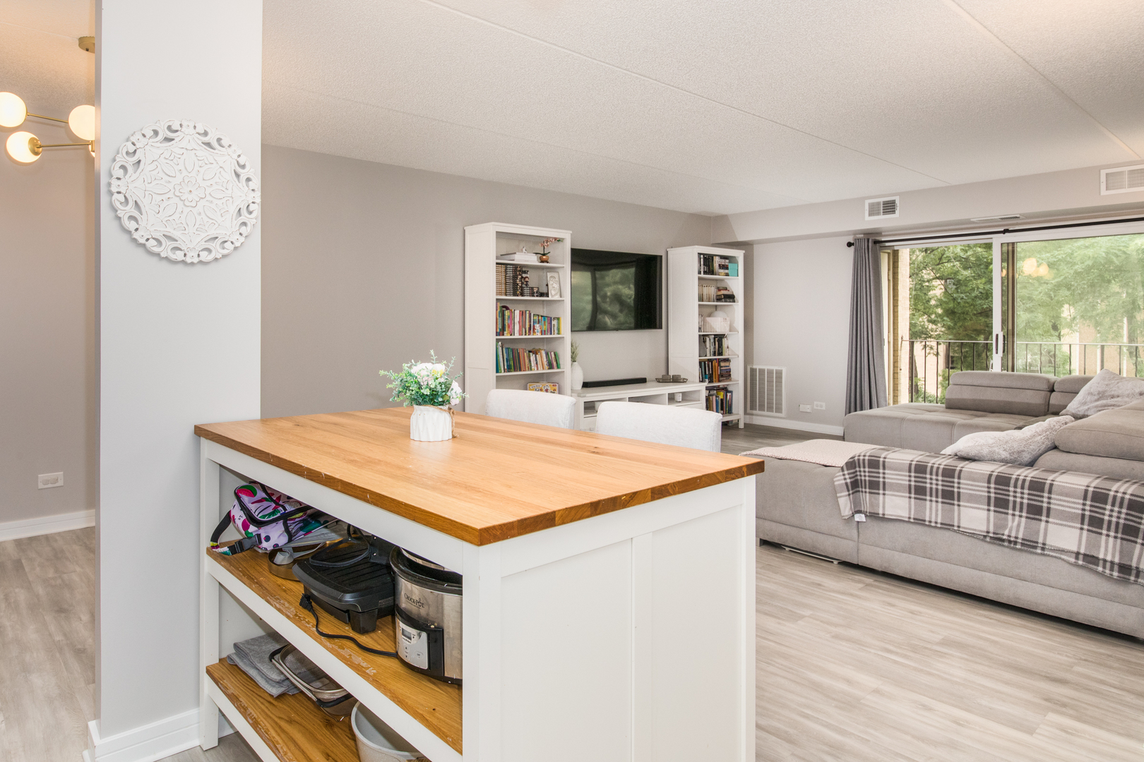 6430 W Belle Plaine Avenue #307, Chicago, IL 60634