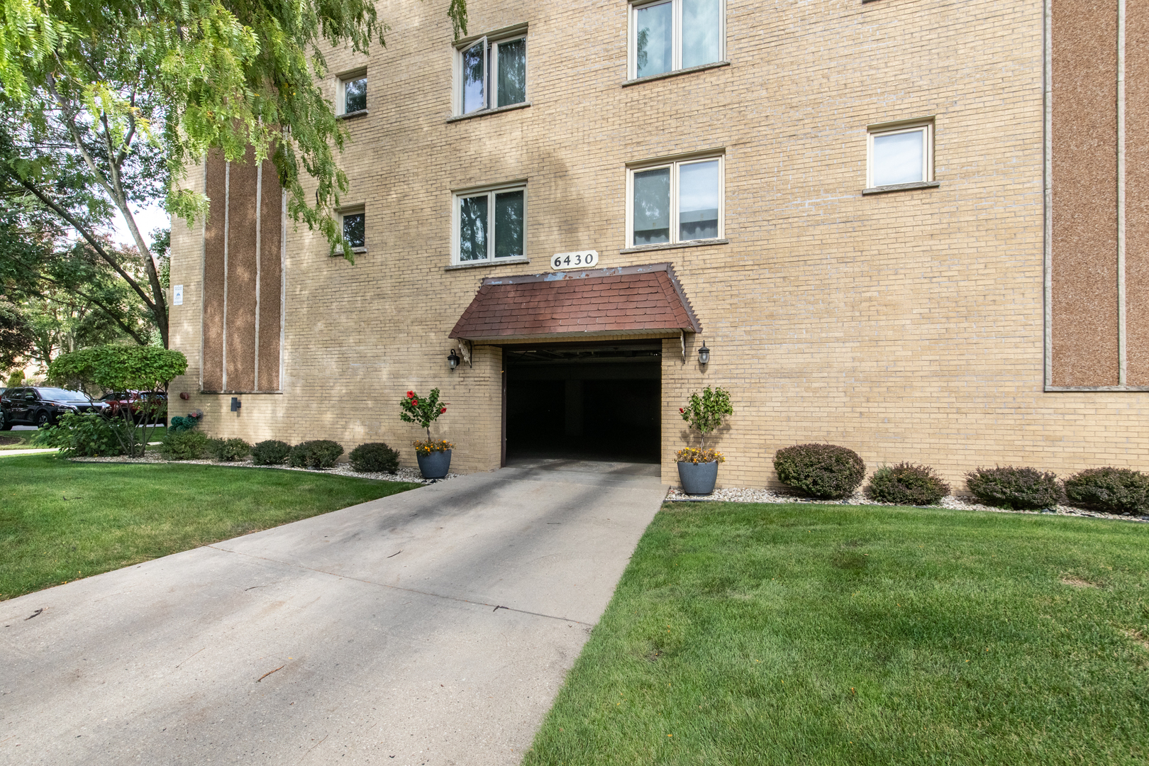 6430 W Belle Plaine Avenue #307, Chicago, IL 60634