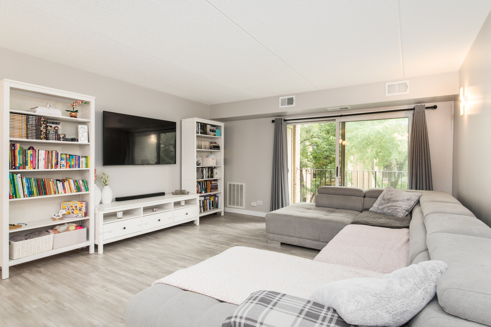 6430 W Belle Plaine Avenue #307, Chicago, IL 60634