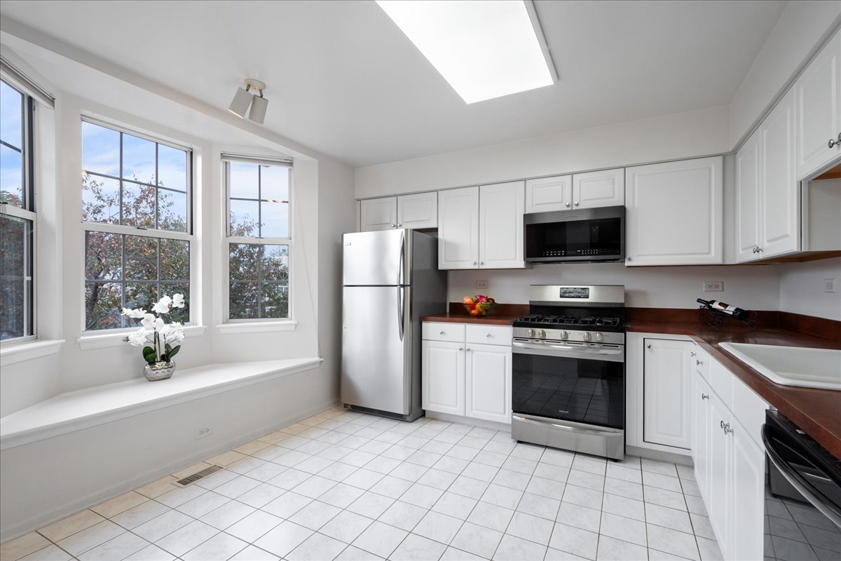 902 Sparta Court, Vernon Hills, IL 60061