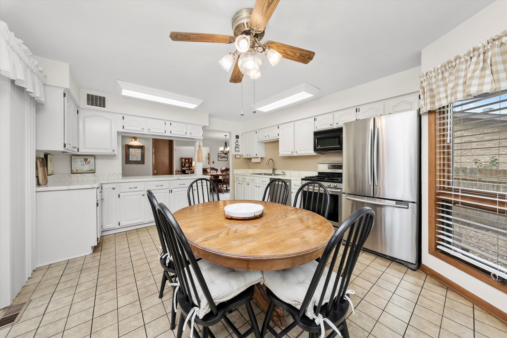 10221 S Eleanor Avenue, Palos Hills, IL 60465