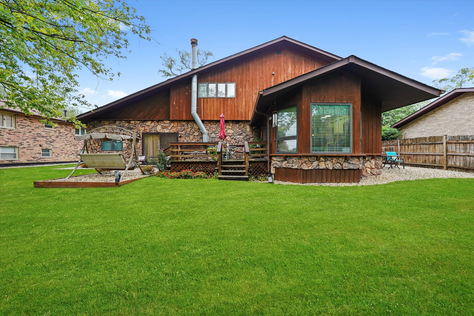 10221 S Eleanor Avenue, Palos Hills, IL 60465